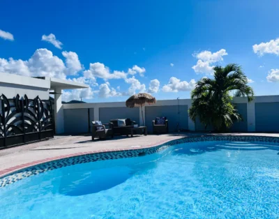 R-R Retreat / Beautiful and large with private pool